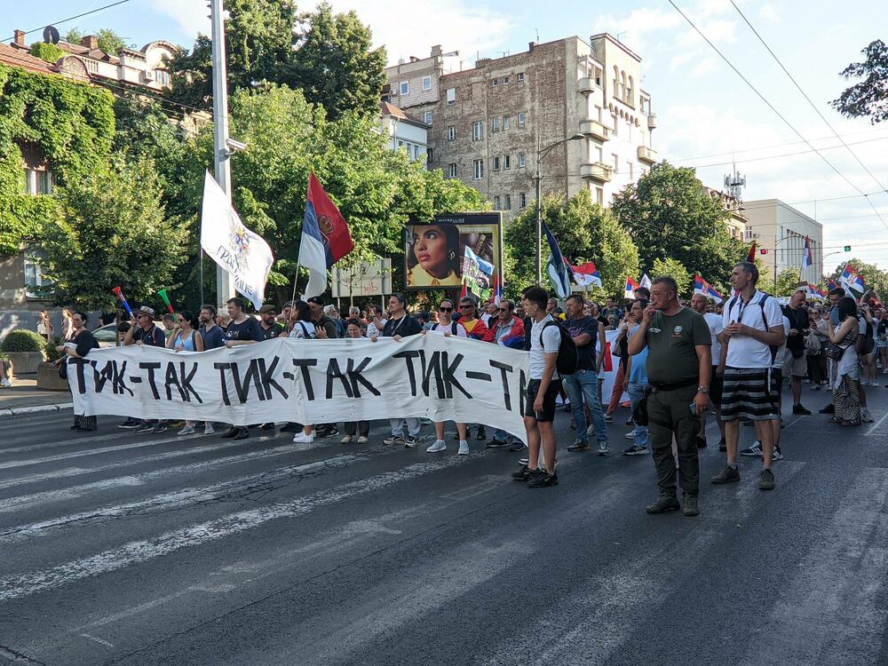 <p>Studenti u blokadi na demonstracijama na beogradskom trgu Slavija proglasili su vlast u Srbiji nelegitimnom</p>  <p>Dva protesta održana su na državni praznik Vidovdan u centru Beograda. Jedan su organizovali studenti koji od novembra 2024. blokiraju fakultete širom zemlje i zahtijevaju vanredne izbore. Drugi građani koji, kako kažu, podržavaju predsjednika Srbije Aleksandra Vučića</p>  <p>Sukobi dijela demonstranata i policije izbili su uoči i nakon zvaničnog završetka studentskog protesta na Trgu Slavija</p>  <p>Na protestu pod nazivom "Vidimo se na Vidovdan" okupile su se desetine hiljada ljudi</p>  <p>Pristalice vlasti okupile su se ispred Skupštine, gde je održano "književno veče"</p>