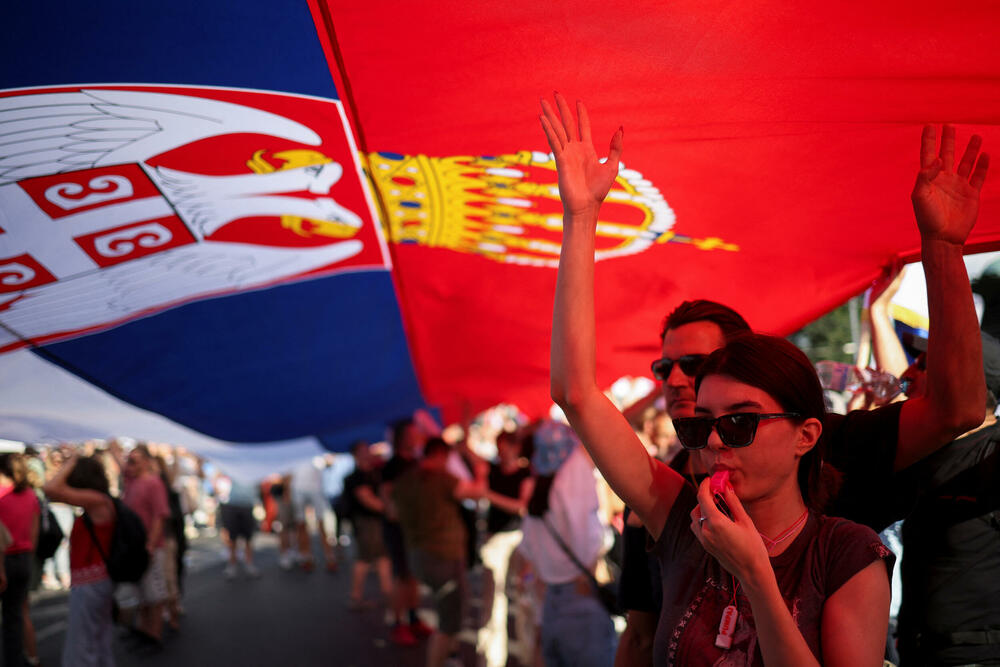 <p>Studenti u blokadi na demonstracijama na beogradskom trgu Slavija proglasili su vlast u Srbiji nelegitimnom</p>  <p>Dva protesta održana su na državni praznik Vidovdan u centru Beograda. Jedan su organizovali studenti koji od novembra 2024. blokiraju fakultete širom zemlje i zahtijevaju vanredne izbore. Drugi građani koji, kako kažu, podržavaju predsjednika Srbije Aleksandra Vučića</p>  <p>Sukobi dijela demonstranata i policije izbili su uoči i nakon zvaničnog završetka studentskog protesta na Trgu Slavija</p>  <p>Na protestu pod nazivom "Vidimo se na Vidovdan" okupile su se desetine hiljada ljudi</p>  <p>Pristalice vlasti okupile su se ispred Skupštine, gde je održano "književno veče"</p>
