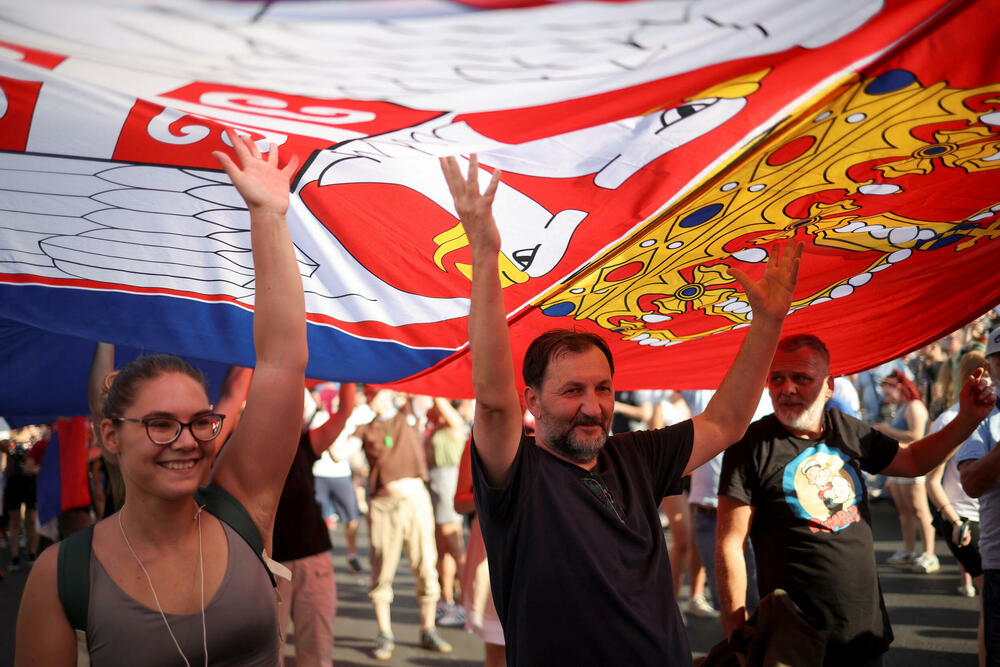 <p>Studenti u blokadi na demonstracijama na beogradskom trgu Slavija proglasili su vlast u Srbiji nelegitimnom</p>  <p>Dva protesta održana su na državni praznik Vidovdan u centru Beograda. Jedan su organizovali studenti koji od novembra 2024. blokiraju fakultete širom zemlje i zahtijevaju vanredne izbore. Drugi građani koji, kako kažu, podržavaju predsjednika Srbije Aleksandra Vučića</p>  <p>Sukobi dijela demonstranata i policije izbili su uoči i nakon zvaničnog završetka studentskog protesta na Trgu Slavija</p>  <p>Na protestu pod nazivom "Vidimo se na Vidovdan" okupile su se desetine hiljada ljudi</p>  <p>Pristalice vlasti okupile su se ispred Skupštine, gde je održano "književno veče"</p>
