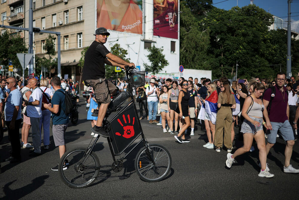 <p>Studenti u blokadi na demonstracijama na beogradskom trgu Slavija proglasili su vlast u Srbiji nelegitimnom</p>  <p>Dva protesta održana su na državni praznik Vidovdan u centru Beograda. Jedan su organizovali studenti koji od novembra 2024. blokiraju fakultete širom zemlje i zahtijevaju vanredne izbore. Drugi građani koji, kako kažu, podržavaju predsjednika Srbije Aleksandra Vučića</p>  <p>Sukobi dijela demonstranata i policije izbili su uoči i nakon zvaničnog završetka studentskog protesta na Trgu Slavija</p>  <p>Na protestu pod nazivom "Vidimo se na Vidovdan" okupile su se desetine hiljada ljudi</p>  <p>Pristalice vlasti okupile su se ispred Skupštine, gde je održano "književno veče"</p>