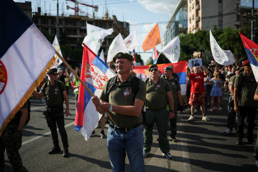 <p>Studenti u blokadi na demonstracijama na beogradskom trgu Slavija proglasili su vlast u Srbiji nelegitimnom</p>  <p>Dva protesta održana su na državni praznik Vidovdan u centru Beograda. Jedan su organizovali studenti koji od novembra 2024. blokiraju fakultete širom zemlje i zahtijevaju vanredne izbore. Drugi građani koji, kako kažu, podržavaju predsjednika Srbije Aleksandra Vučića</p>  <p>Sukobi dijela demonstranata i policije izbili su uoči i nakon zvaničnog završetka studentskog protesta na Trgu Slavija</p>  <p>Na protestu pod nazivom "Vidimo se na Vidovdan" okupile su se desetine hiljada ljudi</p>  <p>Pristalice vlasti okupile su se ispred Skupštine, gde je održano "književno veče"</p>