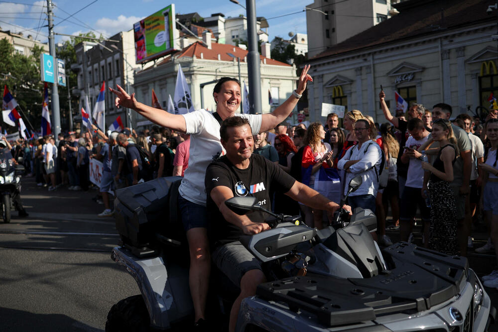 <p>Studenti u blokadi na demonstracijama na beogradskom trgu Slavija proglasili su vlast u Srbiji nelegitimnom</p>  <p>Dva protesta održana su na državni praznik Vidovdan u centru Beograda. Jedan su organizovali studenti koji od novembra 2024. blokiraju fakultete širom zemlje i zahtijevaju vanredne izbore. Drugi građani koji, kako kažu, podržavaju predsjednika Srbije Aleksandra Vučića</p>  <p>Sukobi dijela demonstranata i policije izbili su uoči i nakon zvaničnog završetka studentskog protesta na Trgu Slavija</p>  <p>Na protestu pod nazivom "Vidimo se na Vidovdan" okupile su se desetine hiljada ljudi</p>  <p>Pristalice vlasti okupile su se ispred Skupštine, gde je održano "književno veče"</p>