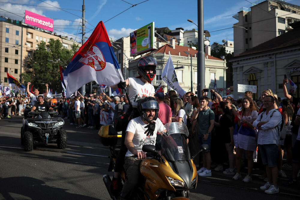 <p>Studenti u blokadi na demonstracijama na beogradskom trgu Slavija proglasili su vlast u Srbiji nelegitimnom</p>  <p>Dva protesta održana su na državni praznik Vidovdan u centru Beograda. Jedan su organizovali studenti koji od novembra 2024. blokiraju fakultete širom zemlje i zahtijevaju vanredne izbore. Drugi građani koji, kako kažu, podržavaju predsjednika Srbije Aleksandra Vučića</p>  <p>Sukobi dijela demonstranata i policije izbili su uoči i nakon zvaničnog završetka studentskog protesta na Trgu Slavija</p>  <p>Na protestu pod nazivom "Vidimo se na Vidovdan" okupile su se desetine hiljada ljudi</p>  <p>Pristalice vlasti okupile su se ispred Skupštine, gde je održano "književno veče"</p>