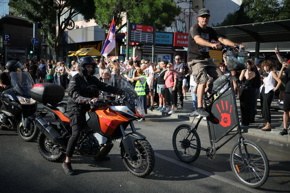 <p>Studenti u blokadi na demonstracijama na beogradskom trgu Slavija proglasili su vlast u Srbiji nelegitimnom</p>  <p>Dva protesta održana su na državni praznik Vidovdan u centru Beograda. Jedan su organizovali studenti koji od novembra 2024. blokiraju fakultete širom zemlje i zahtijevaju vanredne izbore. Drugi građani koji, kako kažu, podržavaju predsjednika Srbije Aleksandra Vučića</p>  <p>Sukobi dijela demonstranata i policije izbili su uoči i nakon zvaničnog završetka studentskog protesta na Trgu Slavija</p>  <p>Na protestu pod nazivom "Vidimo se na Vidovdan" okupile su se desetine hiljada ljudi</p>  <p>Pristalice vlasti okupile su se ispred Skupštine, gde je održano "književno veče"</p>