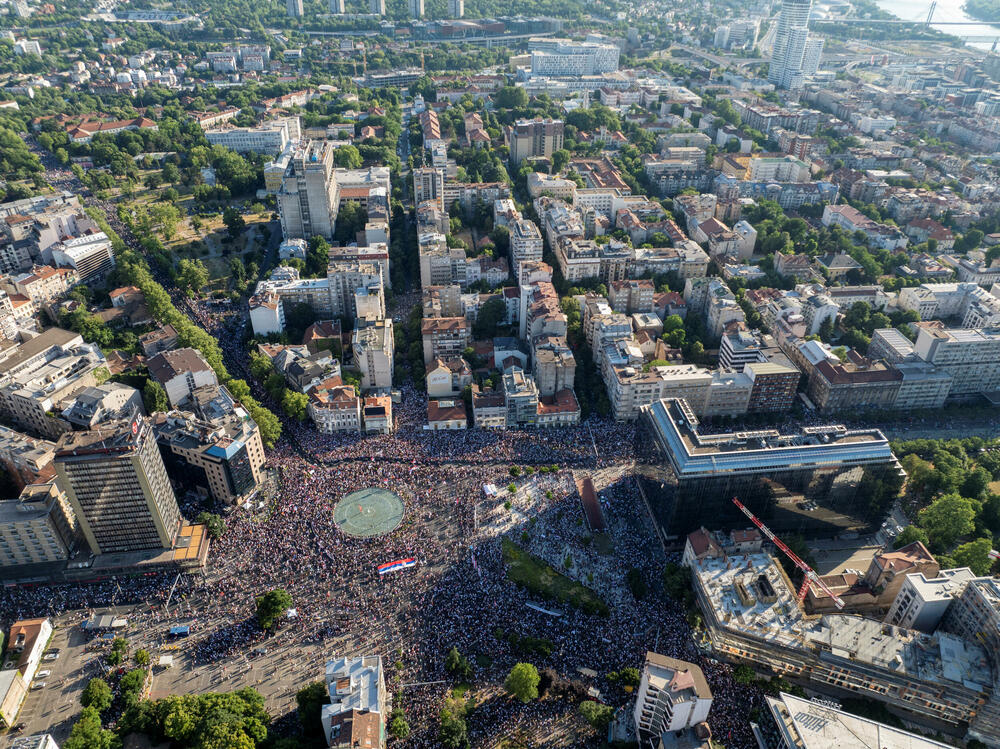 <p>Studenti u blokadi na demonstracijama na beogradskom trgu Slavija proglasili su vlast u Srbiji nelegitimnom</p>  <p>Dva protesta održana su na državni praznik Vidovdan u centru Beograda. Jedan su organizovali studenti koji od novembra 2024. blokiraju fakultete širom zemlje i zahtijevaju vanredne izbore. Drugi građani koji, kako kažu, podržavaju predsjednika Srbije Aleksandra Vučića</p>  <p>Sukobi dijela demonstranata i policije izbili su uoči i nakon zvaničnog završetka studentskog protesta na Trgu Slavija</p>  <p>Na protestu pod nazivom "Vidimo se na Vidovdan" okupile su se desetine hiljada ljudi</p>  <p>Pristalice vlasti okupile su se ispred Skupštine, gde je održano "književno veče"</p>
