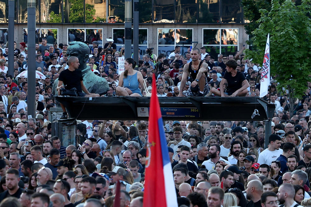 <p>Studenti u blokadi na demonstracijama na beogradskom trgu Slavija proglasili su vlast u Srbiji nelegitimnom</p>  <p>Dva protesta održana su na državni praznik Vidovdan u centru Beograda. Jedan su organizovali studenti koji od novembra 2024. blokiraju fakultete širom zemlje i zahtijevaju vanredne izbore. Drugi građani koji, kako kažu, podržavaju predsjednika Srbije Aleksandra Vučića</p>  <p>Sukobi dijela demonstranata i policije izbili su uoči i nakon zvaničnog završetka studentskog protesta na Trgu Slavija</p>  <p>Na protestu pod nazivom "Vidimo se na Vidovdan" okupile su se desetine hiljada ljudi</p>  <p>Pristalice vlasti okupile su se ispred Skupštine, gde je održano "književno veče"</p>