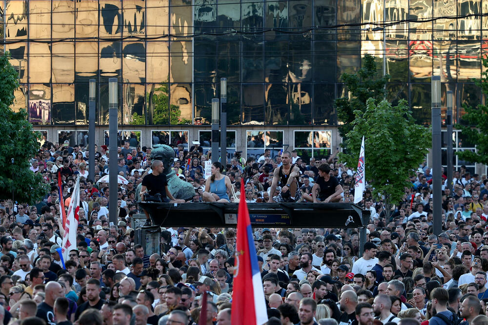 <p>Studenti u blokadi na demonstracijama na beogradskom trgu Slavija proglasili su vlast u Srbiji nelegitimnom</p>  <p>Dva protesta održana su na državni praznik Vidovdan u centru Beograda. Jedan su organizovali studenti koji od novembra 2024. blokiraju fakultete širom zemlje i zahtijevaju vanredne izbore. Drugi građani koji, kako kažu, podržavaju predsjednika Srbije Aleksandra Vučića</p>  <p>Sukobi dijela demonstranata i policije izbili su uoči i nakon zvaničnog završetka studentskog protesta na Trgu Slavija</p>  <p>Na protestu pod nazivom "Vidimo se na Vidovdan" okupile su se desetine hiljada ljudi</p>  <p>Pristalice vlasti okupile su se ispred Skupštine, gde je održano "književno veče"</p>