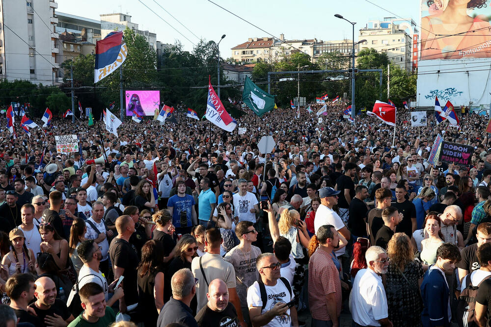 <p>Studenti u blokadi na demonstracijama na beogradskom trgu Slavija proglasili su vlast u Srbiji nelegitimnom</p>  <p>Dva protesta održana su na državni praznik Vidovdan u centru Beograda. Jedan su organizovali studenti koji od novembra 2024. blokiraju fakultete širom zemlje i zahtijevaju vanredne izbore. Drugi građani koji, kako kažu, podržavaju predsjednika Srbije Aleksandra Vučića</p>  <p>Sukobi dijela demonstranata i policije izbili su uoči i nakon zvaničnog završetka studentskog protesta na Trgu Slavija</p>  <p>Na protestu pod nazivom "Vidimo se na Vidovdan" okupile su se desetine hiljada ljudi</p>  <p>Pristalice vlasti okupile su se ispred Skupštine, gde je održano "književno veče"</p>