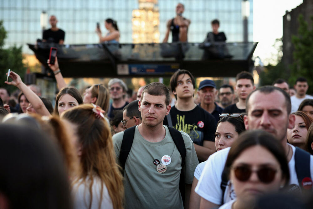 <p>Studenti u blokadi na demonstracijama na beogradskom trgu Slavija proglasili su vlast u Srbiji nelegitimnom</p>  <p>Dva protesta održana su na državni praznik Vidovdan u centru Beograda. Jedan su organizovali studenti koji od novembra 2024. blokiraju fakultete širom zemlje i zahtijevaju vanredne izbore. Drugi građani koji, kako kažu, podržavaju predsjednika Srbije Aleksandra Vučića</p>  <p>Sukobi dijela demonstranata i policije izbili su uoči i nakon zvaničnog završetka studentskog protesta na Trgu Slavija</p>  <p>Na protestu pod nazivom "Vidimo se na Vidovdan" okupile su se desetine hiljada ljudi</p>  <p>Pristalice vlasti okupile su se ispred Skupštine, gde je održano "književno veče"</p>