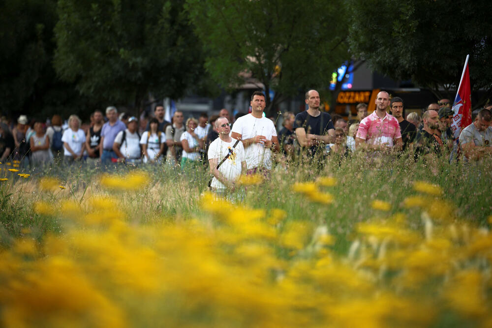 <p>Studenti u blokadi na demonstracijama na beogradskom trgu Slavija proglasili su vlast u Srbiji nelegitimnom</p>  <p>Dva protesta održana su na državni praznik Vidovdan u centru Beograda. Jedan su organizovali studenti koji od novembra 2024. blokiraju fakultete širom zemlje i zahtijevaju vanredne izbore. Drugi građani koji, kako kažu, podržavaju predsjednika Srbije Aleksandra Vučića</p>  <p>Sukobi dijela demonstranata i policije izbili su uoči i nakon zvaničnog završetka studentskog protesta na Trgu Slavija</p>  <p>Na protestu pod nazivom "Vidimo se na Vidovdan" okupile su se desetine hiljada ljudi</p>  <p>Pristalice vlasti okupile su se ispred Skupštine, gde je održano "književno veče"</p>
