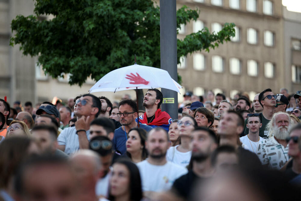<p>Studenti u blokadi na demonstracijama na beogradskom trgu Slavija proglasili su vlast u Srbiji nelegitimnom</p>  <p>Dva protesta održana su na državni praznik Vidovdan u centru Beograda. Jedan su organizovali studenti koji od novembra 2024. blokiraju fakultete širom zemlje i zahtijevaju vanredne izbore. Drugi građani koji, kako kažu, podržavaju predsjednika Srbije Aleksandra Vučića</p>  <p>Sukobi dijela demonstranata i policije izbili su uoči i nakon zvaničnog završetka studentskog protesta na Trgu Slavija</p>  <p>Na protestu pod nazivom "Vidimo se na Vidovdan" okupile su se desetine hiljada ljudi</p>  <p>Pristalice vlasti okupile su se ispred Skupštine, gde je održano "književno veče"</p>