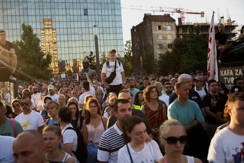 <p>Studenti u blokadi na demonstracijama na beogradskom trgu Slavija proglasili su vlast u Srbiji nelegitimnom</p>  <p>Dva protesta održana su na državni praznik Vidovdan u centru Beograda. Jedan su organizovali studenti koji od novembra 2024. blokiraju fakultete širom zemlje i zahtijevaju vanredne izbore. Drugi građani koji, kako kažu, podržavaju predsjednika Srbije Aleksandra Vučića</p>  <p>Sukobi dijela demonstranata i policije izbili su uoči i nakon zvaničnog završetka studentskog protesta na Trgu Slavija</p>  <p>Na protestu pod nazivom "Vidimo se na Vidovdan" okupile su se desetine hiljada ljudi</p>  <p>Pristalice vlasti okupile su se ispred Skupštine, gde je održano "književno veče"</p>