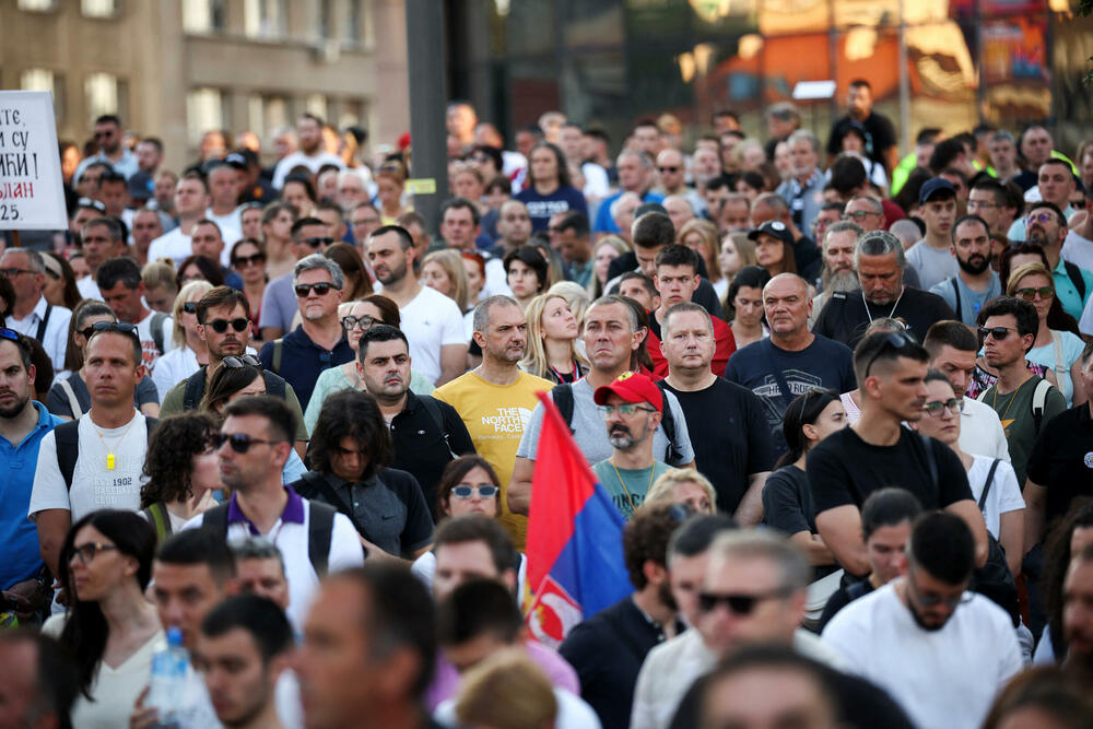 <p>Studenti u blokadi na demonstracijama na beogradskom trgu Slavija proglasili su vlast u Srbiji nelegitimnom</p>  <p>Dva protesta održana su na državni praznik Vidovdan u centru Beograda. Jedan su organizovali studenti koji od novembra 2024. blokiraju fakultete širom zemlje i zahtijevaju vanredne izbore. Drugi građani koji, kako kažu, podržavaju predsjednika Srbije Aleksandra Vučića</p>  <p>Sukobi dijela demonstranata i policije izbili su uoči i nakon zvaničnog završetka studentskog protesta na Trgu Slavija</p>  <p>Na protestu pod nazivom "Vidimo se na Vidovdan" okupile su se desetine hiljada ljudi</p>  <p>Pristalice vlasti okupile su se ispred Skupštine, gde je održano "književno veče"</p>