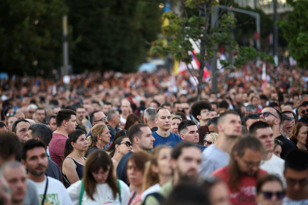 <p>Studenti u blokadi na demonstracijama na beogradskom trgu Slavija proglasili su vlast u Srbiji nelegitimnom</p>  <p>Dva protesta održana su na državni praznik Vidovdan u centru Beograda. Jedan su organizovali studenti koji od novembra 2024. blokiraju fakultete širom zemlje i zahtijevaju vanredne izbore. Drugi građani koji, kako kažu, podržavaju predsjednika Srbije Aleksandra Vučića</p>  <p>Sukobi dijela demonstranata i policije izbili su uoči i nakon zvaničnog završetka studentskog protesta na Trgu Slavija</p>  <p>Na protestu pod nazivom "Vidimo se na Vidovdan" okupile su se desetine hiljada ljudi</p>  <p>Pristalice vlasti okupile su se ispred Skupštine, gde je održano "književno veče"</p>