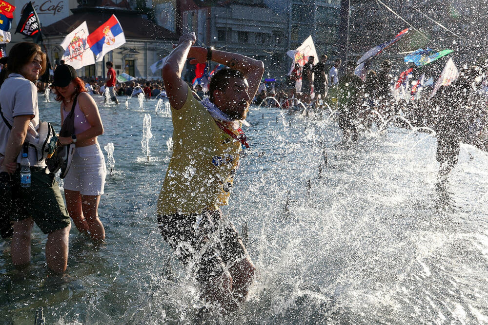 <p>Studenti u blokadi na demonstracijama na beogradskom trgu Slavija proglasili su vlast u Srbiji nelegitimnom</p>  <p>Dva protesta održana su na državni praznik Vidovdan u centru Beograda. Jedan su organizovali studenti koji od novembra 2024. blokiraju fakultete širom zemlje i zahtijevaju vanredne izbore. Drugi građani koji, kako kažu, podržavaju predsjednika Srbije Aleksandra Vučića</p>  <p>Sukobi dijela demonstranata i policije izbili su uoči i nakon zvaničnog završetka studentskog protesta na Trgu Slavija</p>  <p>Na protestu pod nazivom "Vidimo se na Vidovdan" okupile su se desetine hiljada ljudi</p>  <p>Pristalice vlasti okupile su se ispred Skupštine, gde je održano "književno veče"</p>