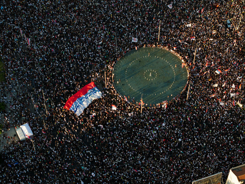 <p>Studenti u blokadi na demonstracijama na beogradskom trgu Slavija proglasili su vlast u Srbiji nelegitimnom</p>  <p>Dva protesta održana su na državni praznik Vidovdan u centru Beograda. Jedan su organizovali studenti koji od novembra 2024. blokiraju fakultete širom zemlje i zahtijevaju vanredne izbore. Drugi građani koji, kako kažu, podržavaju predsjednika Srbije Aleksandra Vučića</p>  <p>Sukobi dijela demonstranata i policije izbili su uoči i nakon zvaničnog završetka studentskog protesta na Trgu Slavija</p>  <p>Na protestu pod nazivom "Vidimo se na Vidovdan" okupile su se desetine hiljada ljudi</p>  <p>Pristalice vlasti okupile su se ispred Skupštine, gde je održano "književno veče"</p>