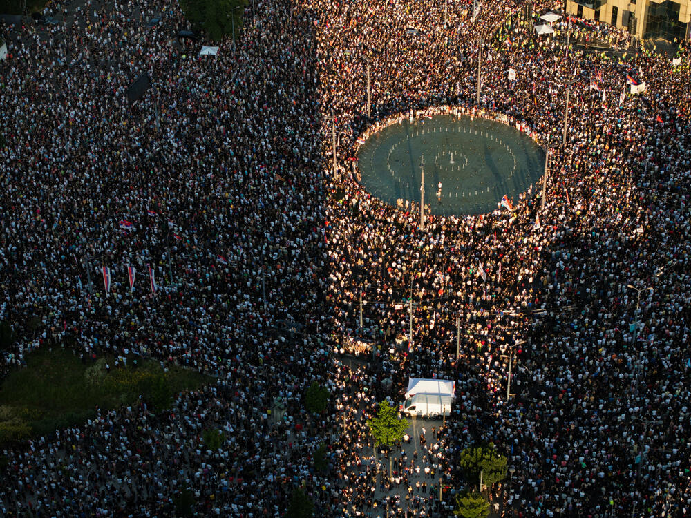 <p>Studenti u blokadi na demonstracijama na beogradskom trgu Slavija proglasili su vlast u Srbiji nelegitimnom</p>  <p>Dva protesta održana su na državni praznik Vidovdan u centru Beograda. Jedan su organizovali studenti koji od novembra 2024. blokiraju fakultete širom zemlje i zahtijevaju vanredne izbore. Drugi građani koji, kako kažu, podržavaju predsjednika Srbije Aleksandra Vučića</p>  <p>Sukobi dijela demonstranata i policije izbili su uoči i nakon zvaničnog završetka studentskog protesta na Trgu Slavija</p>  <p>Na protestu pod nazivom "Vidimo se na Vidovdan" okupile su se desetine hiljada ljudi</p>  <p>Pristalice vlasti okupile su se ispred Skupštine, gde je održano "književno veče"</p>