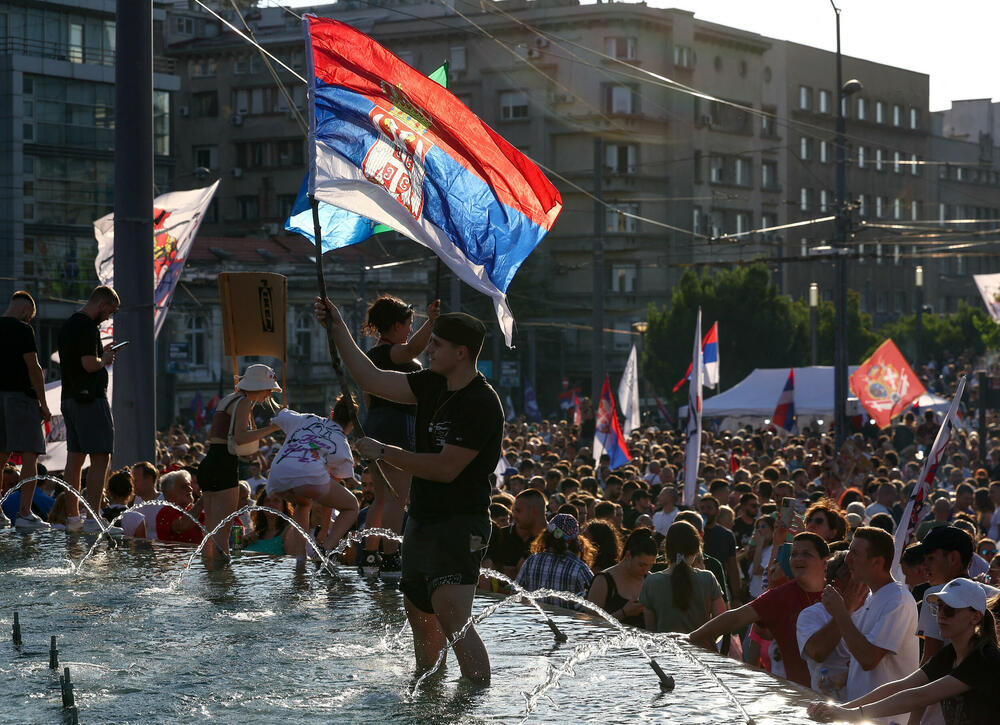 <p>Studenti u blokadi na demonstracijama na beogradskom trgu Slavija proglasili su vlast u Srbiji nelegitimnom</p>  <p>Dva protesta održana su na državni praznik Vidovdan u centru Beograda. Jedan su organizovali studenti koji od novembra 2024. blokiraju fakultete širom zemlje i zahtijevaju vanredne izbore. Drugi građani koji, kako kažu, podržavaju predsjednika Srbije Aleksandra Vučića</p>  <p>Sukobi dijela demonstranata i policije izbili su uoči i nakon zvaničnog završetka studentskog protesta na Trgu Slavija</p>  <p>Na protestu pod nazivom "Vidimo se na Vidovdan" okupile su se desetine hiljada ljudi</p>  <p>Pristalice vlasti okupile su se ispred Skupštine, gde je održano "književno veče"</p>