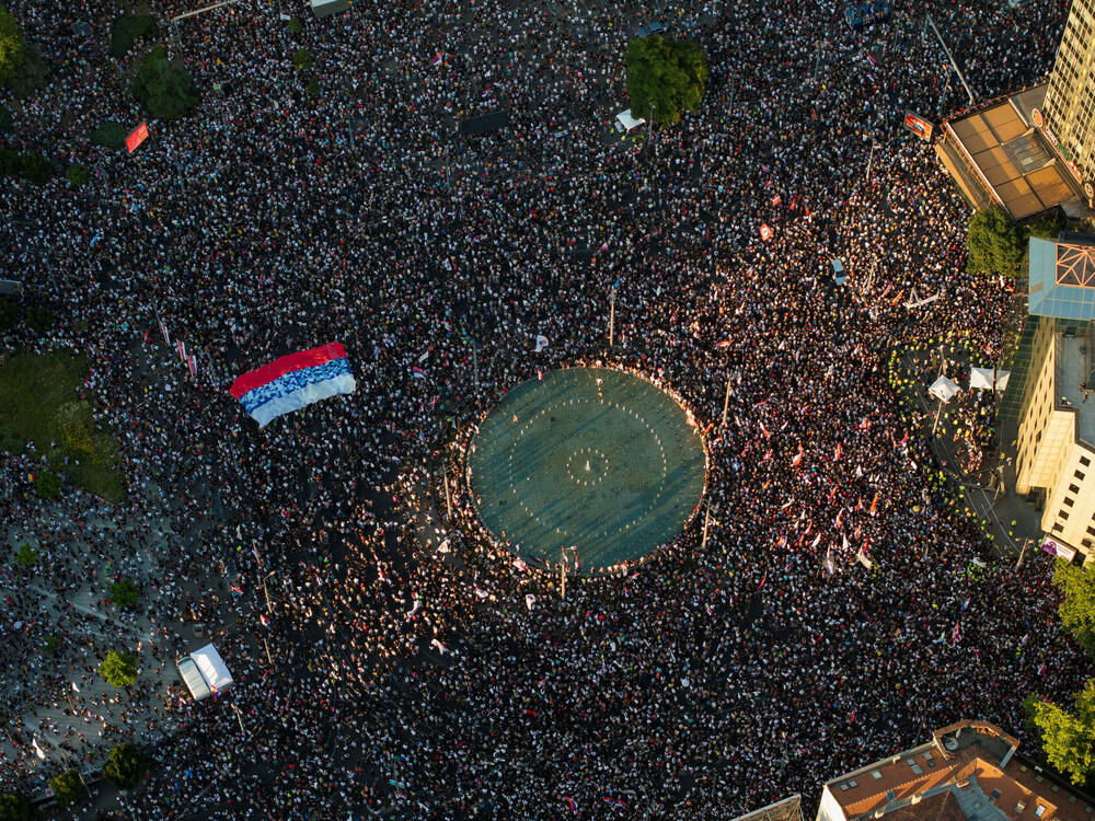 <p>Studenti u blokadi na demonstracijama na beogradskom trgu Slavija proglasili su vlast u Srbiji nelegitimnom</p>  <p>Dva protesta održana su na državni praznik Vidovdan u centru Beograda. Jedan su organizovali studenti koji od novembra 2024. blokiraju fakultete širom zemlje i zahtijevaju vanredne izbore. Drugi građani koji, kako kažu, podržavaju predsjednika Srbije Aleksandra Vučića</p>  <p>Sukobi dijela demonstranata i policije izbili su uoči i nakon zvaničnog završetka studentskog protesta na Trgu Slavija</p>  <p>Na protestu pod nazivom "Vidimo se na Vidovdan" okupile su se desetine hiljada ljudi</p>  <p>Pristalice vlasti okupile su se ispred Skupštine, gde je održano "književno veče"</p>