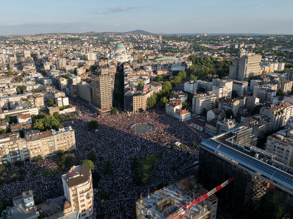 <p>Studenti u blokadi na demonstracijama na beogradskom trgu Slavija proglasili su vlast u Srbiji nelegitimnom</p>  <p>Dva protesta održana su na državni praznik Vidovdan u centru Beograda. Jedan su organizovali studenti koji od novembra 2024. blokiraju fakultete širom zemlje i zahtijevaju vanredne izbore. Drugi građani koji, kako kažu, podržavaju predsjednika Srbije Aleksandra Vučića</p>  <p>Sukobi dijela demonstranata i policije izbili su uoči i nakon zvaničnog završetka studentskog protesta na Trgu Slavija</p>  <p>Na protestu pod nazivom "Vidimo se na Vidovdan" okupile su se desetine hiljada ljudi</p>  <p>Pristalice vlasti okupile su se ispred Skupštine, gde je održano "književno veče"</p>