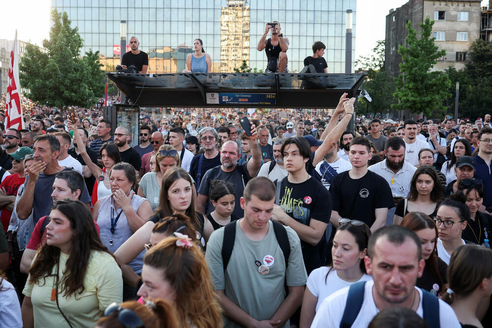 <p>Studenti u blokadi na demonstracijama na beogradskom trgu Slavija proglasili su vlast u Srbiji nelegitimnom</p>  <p>Dva protesta održana su na državni praznik Vidovdan u centru Beograda. Jedan su organizovali studenti koji od novembra 2024. blokiraju fakultete širom zemlje i zahtijevaju vanredne izbore. Drugi građani koji, kako kažu, podržavaju predsjednika Srbije Aleksandra Vučića</p>  <p>Sukobi dijela demonstranata i policije izbili su uoči i nakon zvaničnog završetka studentskog protesta na Trgu Slavija</p>  <p>Na protestu pod nazivom "Vidimo se na Vidovdan" okupile su se desetine hiljada ljudi</p>  <p>Pristalice vlasti okupile su se ispred Skupštine, gde je održano "književno veče"</p>