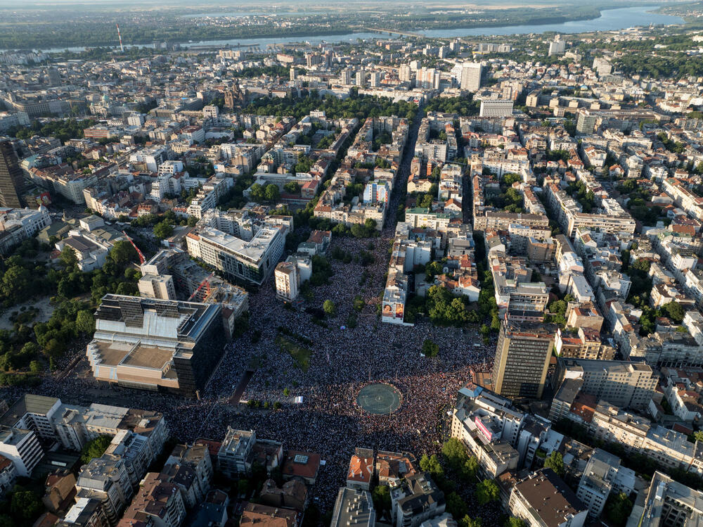 <p>Studenti u blokadi na demonstracijama na beogradskom trgu Slavija proglasili su vlast u Srbiji nelegitimnom</p>  <p>Dva protesta održana su na državni praznik Vidovdan u centru Beograda. Jedan su organizovali studenti koji od novembra 2024. blokiraju fakultete širom zemlje i zahtijevaju vanredne izbore. Drugi građani koji, kako kažu, podržavaju predsjednika Srbije Aleksandra Vučića</p>  <p>Sukobi dijela demonstranata i policije izbili su uoči i nakon zvaničnog završetka studentskog protesta na Trgu Slavija</p>  <p>Na protestu pod nazivom "Vidimo se na Vidovdan" okupile su se desetine hiljada ljudi</p>  <p>Pristalice vlasti okupile su se ispred Skupštine, gde je održano "književno veče"</p>