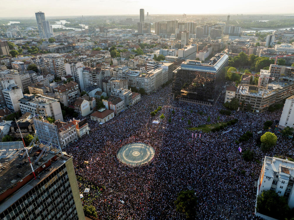 <p>Studenti u blokadi na demonstracijama na beogradskom trgu Slavija proglasili su vlast u Srbiji nelegitimnom</p>  <p>Dva protesta održana su na državni praznik Vidovdan u centru Beograda. Jedan su organizovali studenti koji od novembra 2024. blokiraju fakultete širom zemlje i zahtijevaju vanredne izbore. Drugi građani koji, kako kažu, podržavaju predsjednika Srbije Aleksandra Vučića</p>  <p>Sukobi dijela demonstranata i policije izbili su uoči i nakon zvaničnog završetka studentskog protesta na Trgu Slavija</p>  <p>Na protestu pod nazivom "Vidimo se na Vidovdan" okupile su se desetine hiljada ljudi</p>  <p>Pristalice vlasti okupile su se ispred Skupštine, gde je održano "književno veče"</p>