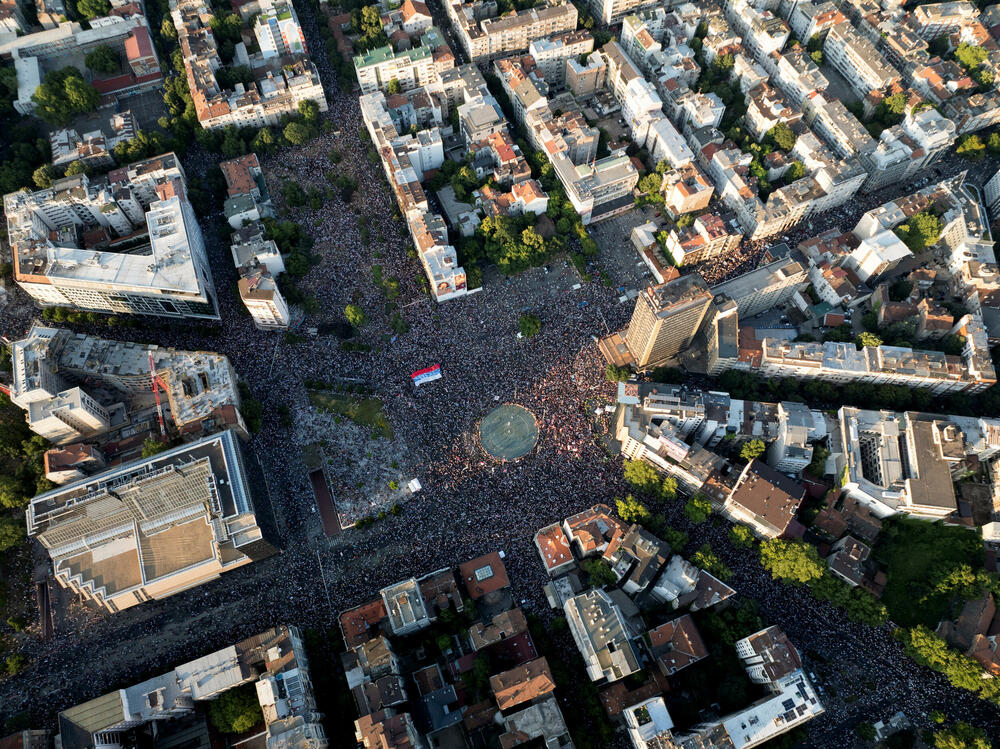 <p>Studenti u blokadi na demonstracijama na beogradskom trgu Slavija proglasili su vlast u Srbiji nelegitimnom</p>  <p>Dva protesta održana su na državni praznik Vidovdan u centru Beograda. Jedan su organizovali studenti koji od novembra 2024. blokiraju fakultete širom zemlje i zahtijevaju vanredne izbore. Drugi građani koji, kako kažu, podržavaju predsjednika Srbije Aleksandra Vučića</p>  <p>Sukobi dijela demonstranata i policije izbili su uoči i nakon zvaničnog završetka studentskog protesta na Trgu Slavija</p>  <p>Na protestu pod nazivom "Vidimo se na Vidovdan" okupile su se desetine hiljada ljudi</p>  <p>Pristalice vlasti okupile su se ispred Skupštine, gde je održano "književno veče"</p>