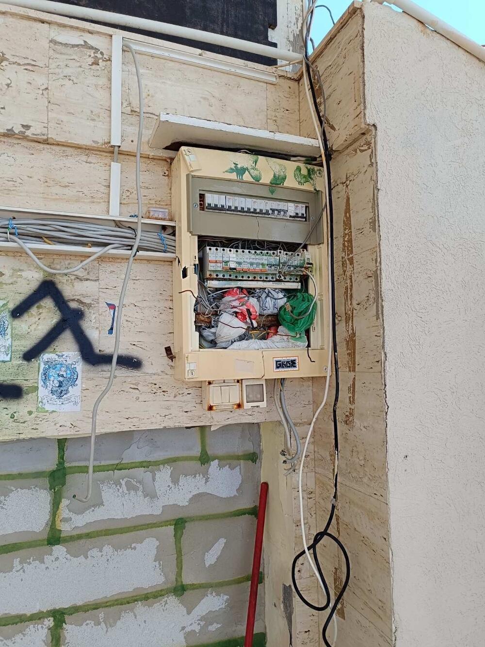 Otvoreni orman sa elektro instalacijama