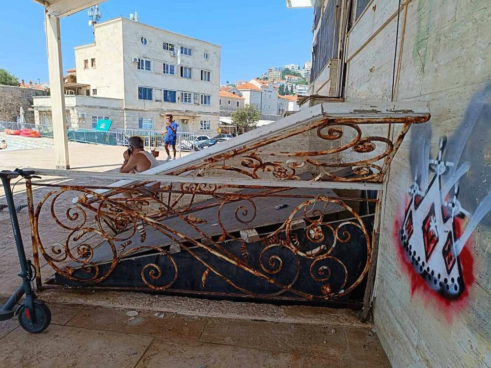 <p>Jedan od nekada najluksuznijih restorana u Budvi, koji je od prije tri godine postao vlasništvo Opštine, danas je ruina i ugrožava posjetioce javne plaže Pizana uz bedeme Starog grada</p>