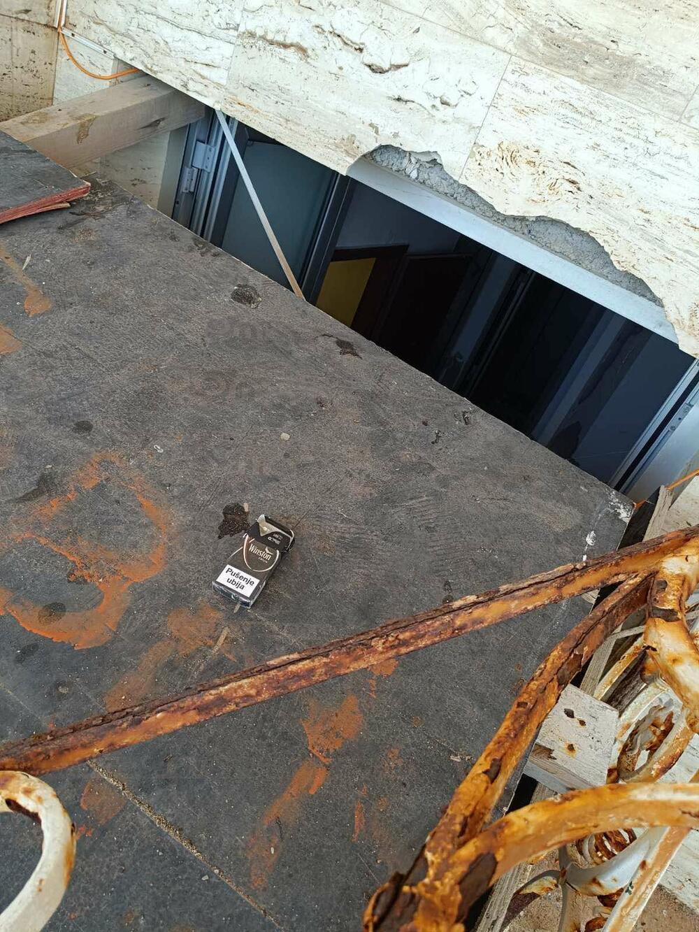 <p>Jedan od nekada najluksuznijih restorana u Budvi, koji je od prije tri godine postao vlasništvo Opštine, danas je ruina i ugrožava posjetioce javne plaže Pizana uz bedeme Starog grada</p>