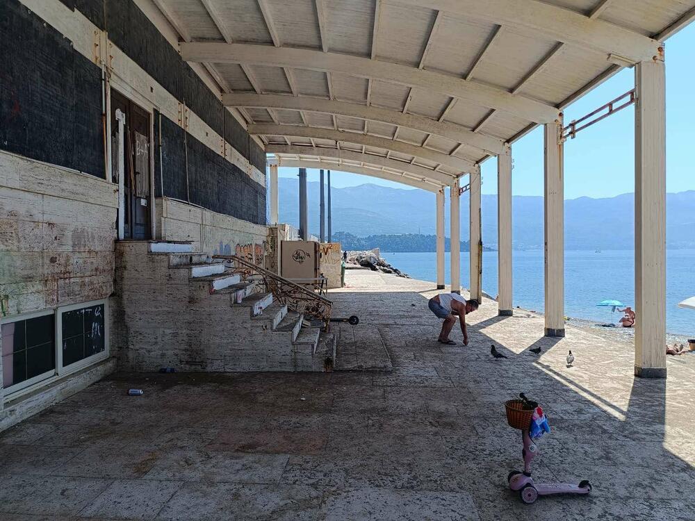 <p>Jedan od nekada najluksuznijih restorana u Budvi, koji je od prije tri godine postao vlasništvo Opštine, danas je ruina i ugrožava posjetioce javne plaže Pizana uz bedeme Starog grada</p>