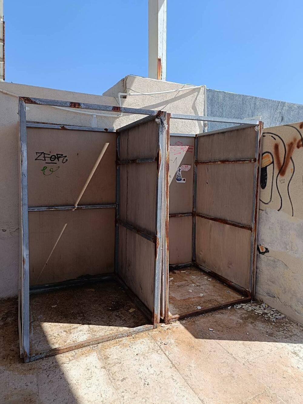 <p>Jedan od nekada najluksuznijih restorana u Budvi, koji je od prije tri godine postao vlasništvo Opštine, danas je ruina i ugrožava posjetioce javne plaže Pizana uz bedeme Starog grada</p>