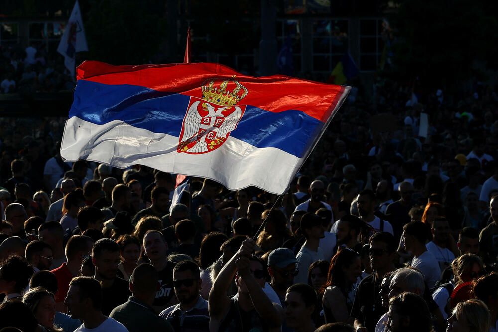 <p>Studenti u blokadi na demonstracijama na beogradskom trgu Slavija proglasili su vlast u Srbiji nelegitimnom</p>  <p>Dva protesta održana su na državni praznik Vidovdan u centru Beograda. Jedan su organizovali studenti koji od novembra 2024. blokiraju fakultete širom zemlje i zahtijevaju vanredne izbore. Drugi građani koji, kako kažu, podržavaju predsjednika Srbije Aleksandra Vučića</p>  <p>Sukobi dijela demonstranata i policije izbili su uoči i nakon zvaničnog završetka studentskog protesta na Trgu Slavija</p>  <p>Na protestu pod nazivom "Vidimo se na Vidovdan" okupile su se desetine hiljada ljudi</p>  <p>Pristalice vlasti okupile su se ispred Skupštine, gde je održano "književno veče"</p>