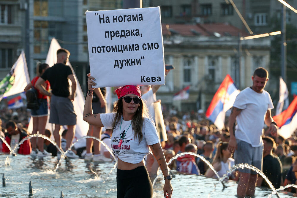 <p>Studenti u blokadi na demonstracijama na beogradskom trgu Slavija proglasili su vlast u Srbiji nelegitimnom</p>  <p>Dva protesta održana su na državni praznik Vidovdan u centru Beograda. Jedan su organizovali studenti koji od novembra 2024. blokiraju fakultete širom zemlje i zahtijevaju vanredne izbore. Drugi građani koji, kako kažu, podržavaju predsjednika Srbije Aleksandra Vučića</p>  <p>Sukobi dijela demonstranata i policije izbili su uoči i nakon zvaničnog završetka studentskog protesta na Trgu Slavija</p>  <p>Na protestu pod nazivom "Vidimo se na Vidovdan" okupile su se desetine hiljada ljudi</p>  <p>Pristalice vlasti okupile su se ispred Skupštine, gde je održano "književno veče"</p>