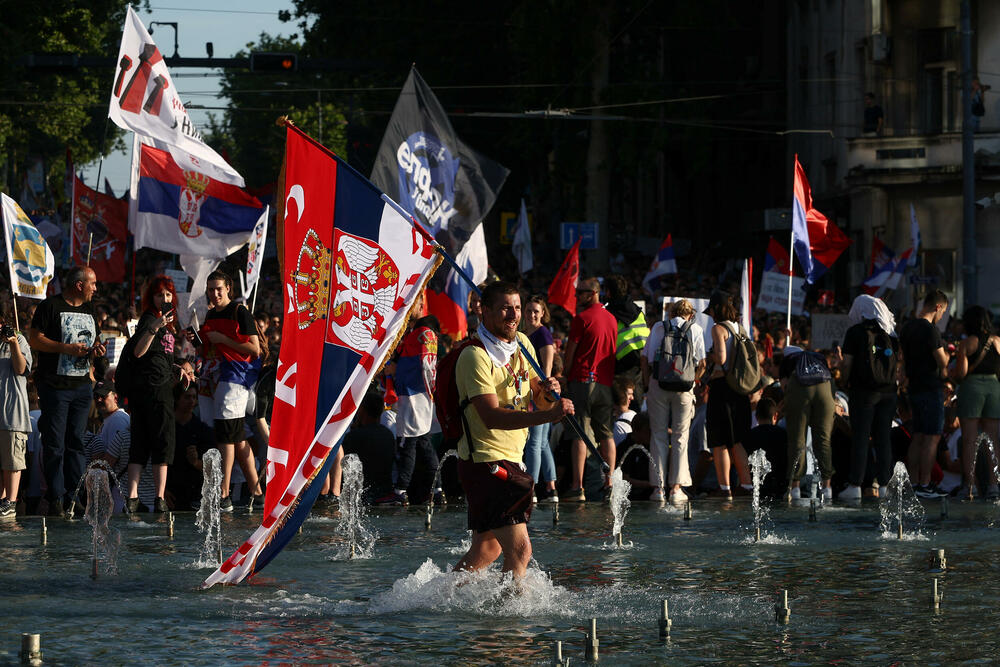 <p>Studenti u blokadi na demonstracijama na beogradskom trgu Slavija proglasili su vlast u Srbiji nelegitimnom</p>  <p>Dva protesta održana su na državni praznik Vidovdan u centru Beograda. Jedan su organizovali studenti koji od novembra 2024. blokiraju fakultete širom zemlje i zahtijevaju vanredne izbore. Drugi građani koji, kako kažu, podržavaju predsjednika Srbije Aleksandra Vučića</p>  <p>Sukobi dijela demonstranata i policije izbili su uoči i nakon zvaničnog završetka studentskog protesta na Trgu Slavija</p>  <p>Na protestu pod nazivom "Vidimo se na Vidovdan" okupile su se desetine hiljada ljudi</p>  <p>Pristalice vlasti okupile su se ispred Skupštine, gde je održano "književno veče"</p>