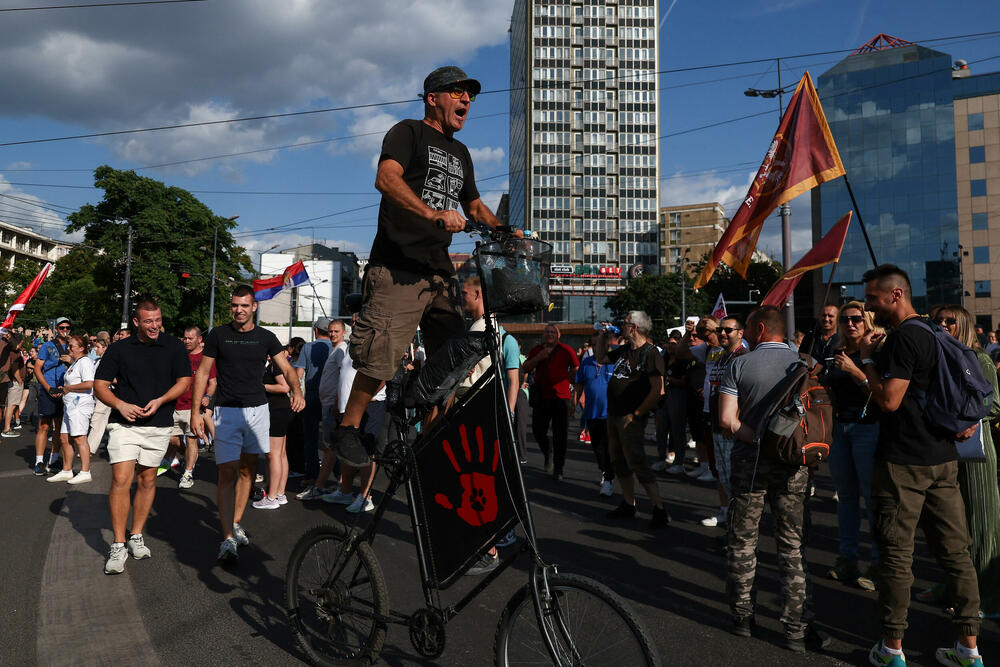 <p>Studenti u blokadi na demonstracijama na beogradskom trgu Slavija proglasili su vlast u Srbiji nelegitimnom</p>  <p>Dva protesta održana su na državni praznik Vidovdan u centru Beograda. Jedan su organizovali studenti koji od novembra 2024. blokiraju fakultete širom zemlje i zahtijevaju vanredne izbore. Drugi građani koji, kako kažu, podržavaju predsjednika Srbije Aleksandra Vučića</p>  <p>Sukobi dijela demonstranata i policije izbili su uoči i nakon zvaničnog završetka studentskog protesta na Trgu Slavija</p>  <p>Na protestu pod nazivom "Vidimo se na Vidovdan" okupile su se desetine hiljada ljudi</p>  <p>Pristalice vlasti okupile su se ispred Skupštine, gde je održano "književno veče"</p>