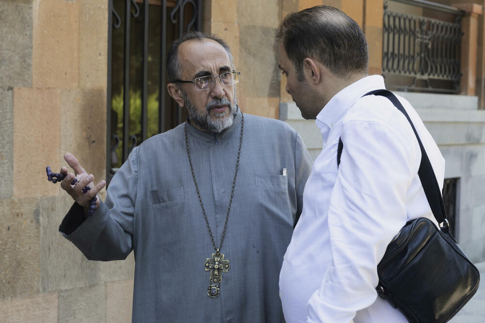 Adžapahijan (lijevo) u razgovoru sa muškarcem dok pripadnici Jermenske nacionalne bezbjednosne službe stižu da ga uhapse, Foto: Beta/AP