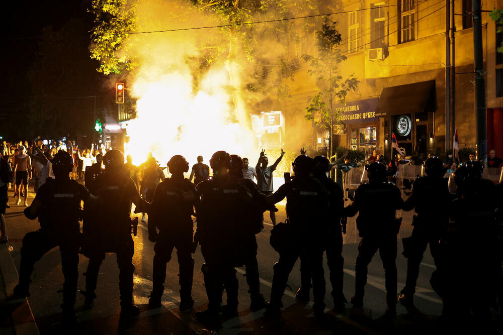 <p>Studenti u blokadi na demonstracijama na beogradskom trgu Slavija proglasili su vlast u Srbiji nelegitimnom</p>  <p>Dva protesta održana su na državni praznik Vidovdan u centru Beograda. Jedan su organizovali studenti koji od novembra 2024. blokiraju fakultete širom zemlje i zahtijevaju vanredne izbore. Drugi građani koji, kako kažu, podržavaju predsjednika Srbije Aleksandra Vučića</p>  <p>Sukobi dijela demonstranata i policije izbili su uoči i nakon zvaničnog završetka studentskog protesta na Trgu Slavija</p>  <p>Na protestu pod nazivom "Vidimo se na Vidovdan" okupile su se desetine hiljada ljudi</p>  <p>Pristalice vlasti okupile su se ispred Skupštine, gde je održano "književno veče"</p>