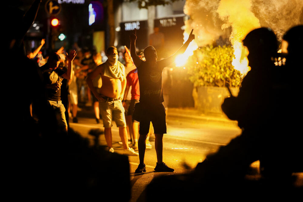 <p>Studenti u blokadi na demonstracijama na beogradskom trgu Slavija proglasili su vlast u Srbiji nelegitimnom</p>  <p>Dva protesta održana su na državni praznik Vidovdan u centru Beograda. Jedan su organizovali studenti koji od novembra 2024. blokiraju fakultete širom zemlje i zahtijevaju vanredne izbore. Drugi građani koji, kako kažu, podržavaju predsjednika Srbije Aleksandra Vučića</p>  <p>Sukobi dijela demonstranata i policije izbili su uoči i nakon zvaničnog završetka studentskog protesta na Trgu Slavija</p>  <p>Na protestu pod nazivom "Vidimo se na Vidovdan" okupile su se desetine hiljada ljudi</p>  <p>Pristalice vlasti okupile su se ispred Skupštine, gde je održano "književno veče"</p>