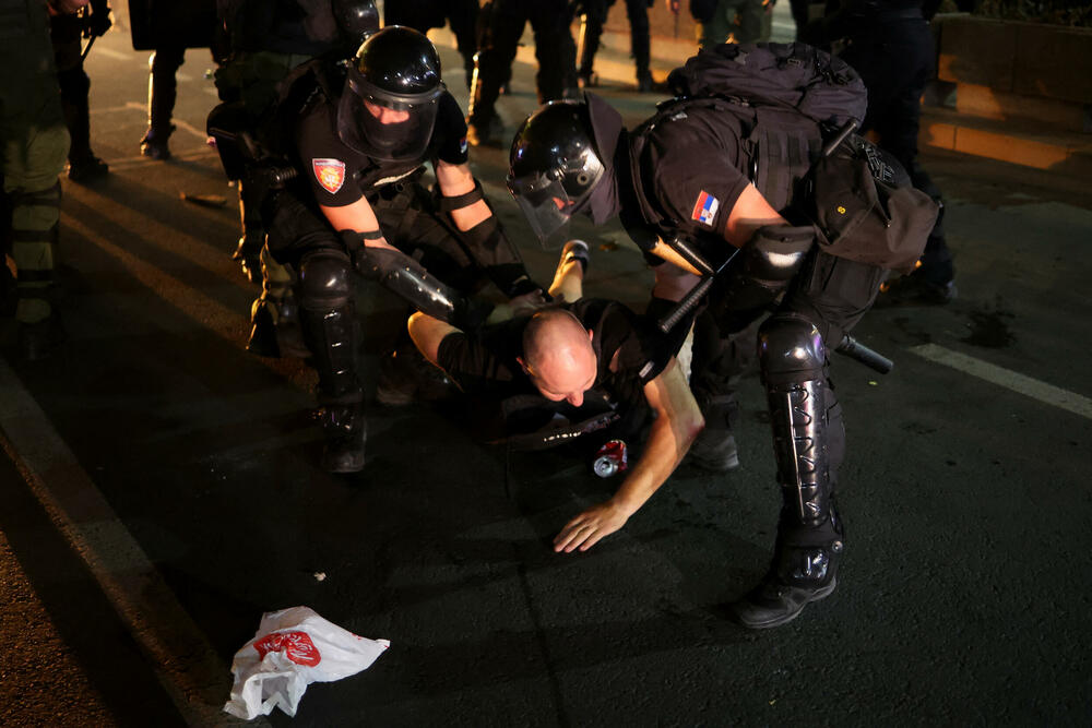 <p>Studenti u blokadi na demonstracijama na beogradskom trgu Slavija proglasili su vlast u Srbiji nelegitimnom</p>  <p>Dva protesta održana su na državni praznik Vidovdan u centru Beograda. Jedan su organizovali studenti koji od novembra 2024. blokiraju fakultete širom zemlje i zahtijevaju vanredne izbore. Drugi građani koji, kako kažu, podržavaju predsjednika Srbije Aleksandra Vučića</p>  <p>Sukobi dijela demonstranata i policije izbili su uoči i nakon zvaničnog završetka studentskog protesta na Trgu Slavija</p>  <p>Na protestu pod nazivom "Vidimo se na Vidovdan" okupile su se desetine hiljada ljudi</p>  <p>Pristalice vlasti okupile su se ispred Skupštine, gde je održano "književno veče"</p>