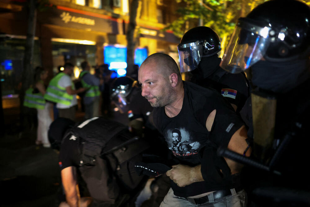<p>Studenti u blokadi na demonstracijama na beogradskom trgu Slavija proglasili su vlast u Srbiji nelegitimnom</p>  <p>Dva protesta održana su na državni praznik Vidovdan u centru Beograda. Jedan su organizovali studenti koji od novembra 2024. blokiraju fakultete širom zemlje i zahtijevaju vanredne izbore. Drugi građani koji, kako kažu, podržavaju predsjednika Srbije Aleksandra Vučića</p>  <p>Sukobi dijela demonstranata i policije izbili su uoči i nakon zvaničnog završetka studentskog protesta na Trgu Slavija</p>  <p>Na protestu pod nazivom "Vidimo se na Vidovdan" okupile su se desetine hiljada ljudi</p>  <p>Pristalice vlasti okupile su se ispred Skupštine, gde je održano "književno veče"</p>