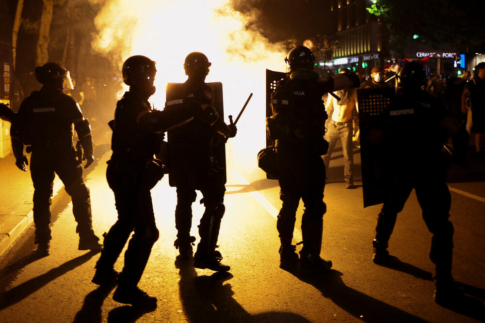<p>Studenti u blokadi na demonstracijama na beogradskom trgu Slavija proglasili su vlast u Srbiji nelegitimnom</p>  <p>Dva protesta održana su na državni praznik Vidovdan u centru Beograda. Jedan su organizovali studenti koji od novembra 2024. blokiraju fakultete širom zemlje i zahtijevaju vanredne izbore. Drugi građani koji, kako kažu, podržavaju predsjednika Srbije Aleksandra Vučića</p>  <p>Sukobi dijela demonstranata i policije izbili su uoči i nakon zvaničnog završetka studentskog protesta na Trgu Slavija</p>  <p>Na protestu pod nazivom "Vidimo se na Vidovdan" okupile su se desetine hiljada ljudi</p>  <p>Pristalice vlasti okupile su se ispred Skupštine, gde je održano "književno veče"</p>