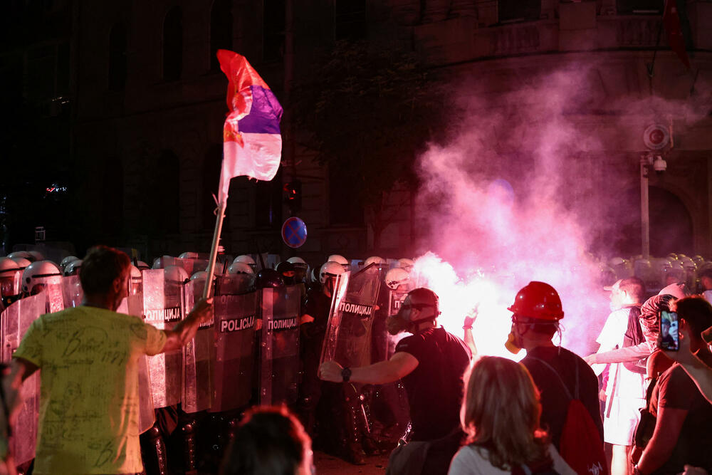 <p>Studenti u blokadi na demonstracijama na beogradskom trgu Slavija proglasili su vlast u Srbiji nelegitimnom</p>  <p>Dva protesta održana su na državni praznik Vidovdan u centru Beograda. Jedan su organizovali studenti koji od novembra 2024. blokiraju fakultete širom zemlje i zahtijevaju vanredne izbore. Drugi građani koji, kako kažu, podržavaju predsjednika Srbije Aleksandra Vučića</p>  <p>Sukobi dijela demonstranata i policije izbili su uoči i nakon zvaničnog završetka studentskog protesta na Trgu Slavija</p>  <p>Na protestu pod nazivom "Vidimo se na Vidovdan" okupile su se desetine hiljada ljudi</p>  <p>Pristalice vlasti okupile su se ispred Skupštine, gde je održano "književno veče"</p>