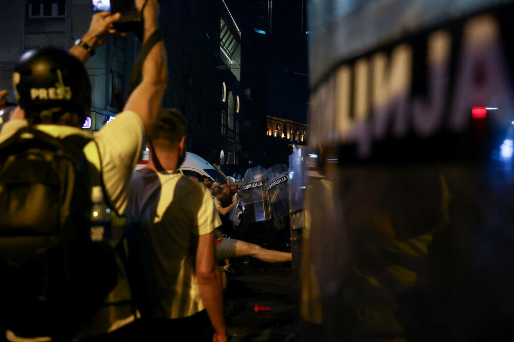 <p>Studenti u blokadi na demonstracijama na beogradskom trgu Slavija proglasili su vlast u Srbiji nelegitimnom</p>  <p>Dva protesta održana su na državni praznik Vidovdan u centru Beograda. Jedan su organizovali studenti koji od novembra 2024. blokiraju fakultete širom zemlje i zahtijevaju vanredne izbore. Drugi građani koji, kako kažu, podržavaju predsjednika Srbije Aleksandra Vučića</p>  <p>Sukobi dijela demonstranata i policije izbili su uoči i nakon zvaničnog završetka studentskog protesta na Trgu Slavija</p>  <p>Na protestu pod nazivom "Vidimo se na Vidovdan" okupile su se desetine hiljada ljudi</p>  <p>Pristalice vlasti okupile su se ispred Skupštine, gde je održano "književno veče"</p>