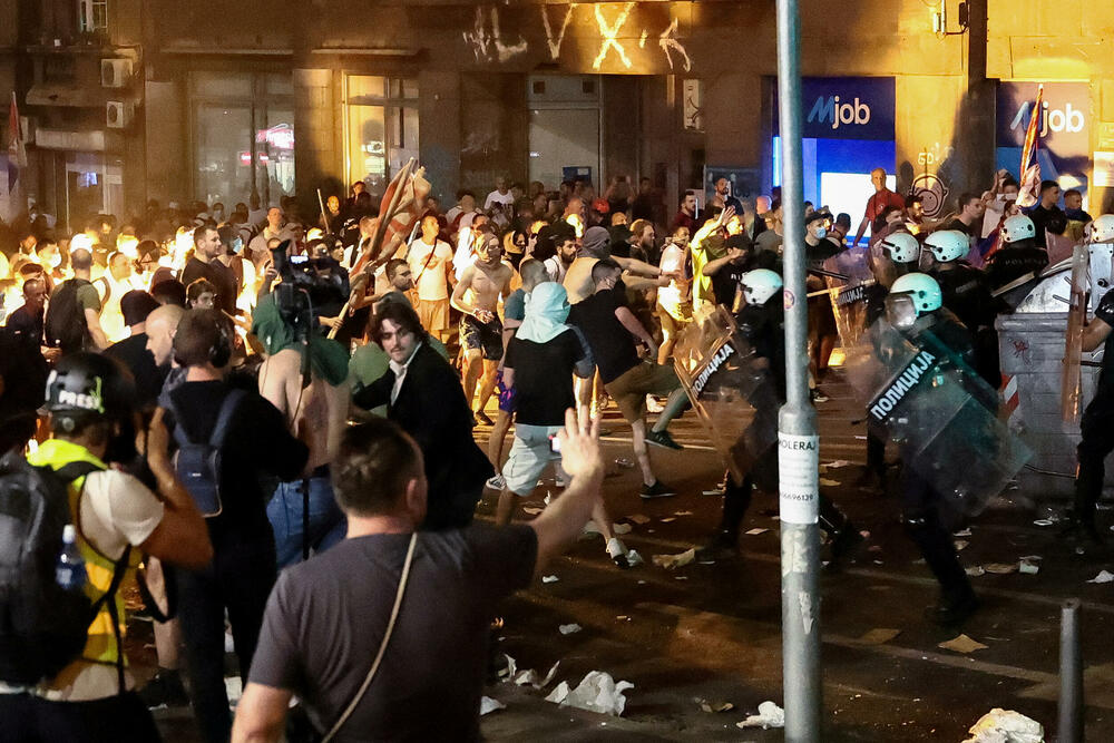 <p>Predsjednik Srbije Aleksandar Vučić je kazao da ultimum studenata o vanrednim iuzborima i uklanjanju okupljenih iz Pionirskog parka nije prihvaćen, a poslije intevencije Žandarmerije na Instragramu je objavio: "Na kraju uvijek pobjeđuje Srbija"</p>