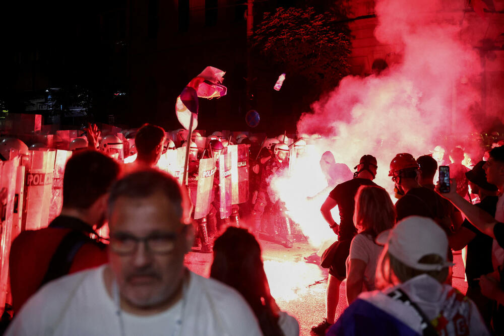 <p>Predsjednik Srbije Aleksandar Vučić je kazao da ultimum studenata o vanrednim iuzborima i uklanjanju okupljenih iz Pionirskog parka nije prihvaćen, a poslije intevencije Žandarmerije na Instragramu je objavio: "Na kraju uvijek pobjeđuje Srbija"</p>