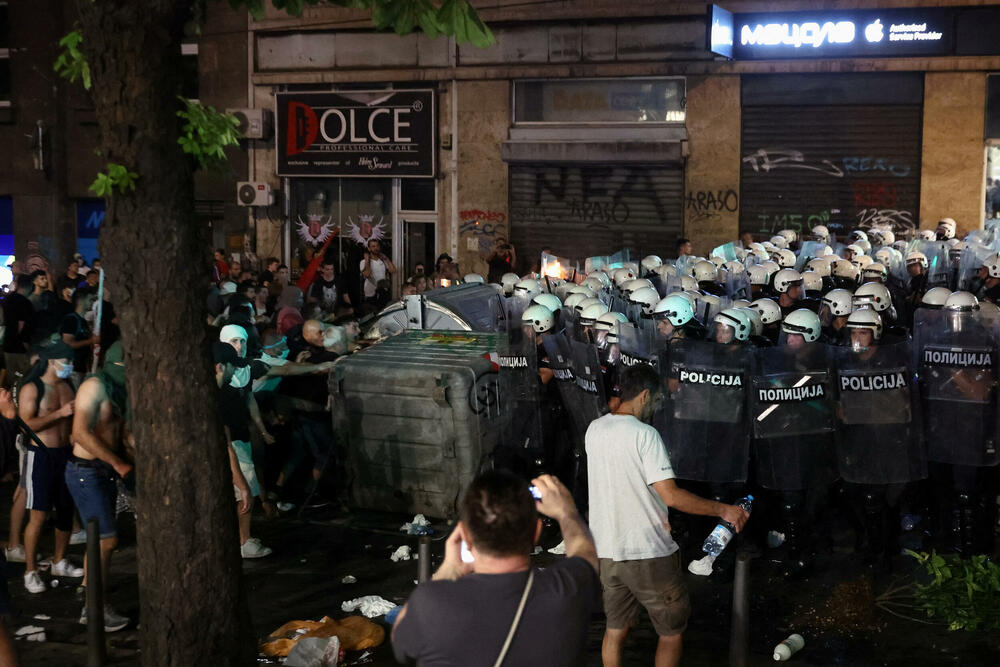 <p>Predsjednik Srbije Aleksandar Vučić je kazao da ultimum studenata o vanrednim iuzborima i uklanjanju okupljenih iz Pionirskog parka nije prihvaćen, a poslije intevencije Žandarmerije na Instragramu je objavio: "Na kraju uvijek pobjeđuje Srbija"</p>