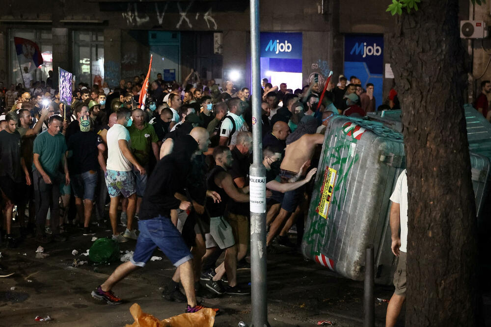 <p>Predsjednik Srbije Aleksandar Vučić je kazao da ultimum studenata o vanrednim iuzborima i uklanjanju okupljenih iz Pionirskog parka nije prihvaćen, a poslije intevencije Žandarmerije na Instragramu je objavio: "Na kraju uvijek pobjeđuje Srbija"</p>