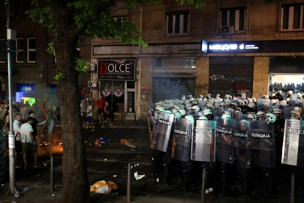 <p>Predsjednik Srbije Aleksandar Vučić je kazao da ultimum studenata o vanrednim iuzborima i uklanjanju okupljenih iz Pionirskog parka nije prihvaćen, a poslije intevencije Žandarmerije na Instragramu je objavio: "Na kraju uvijek pobjeđuje Srbija"</p>